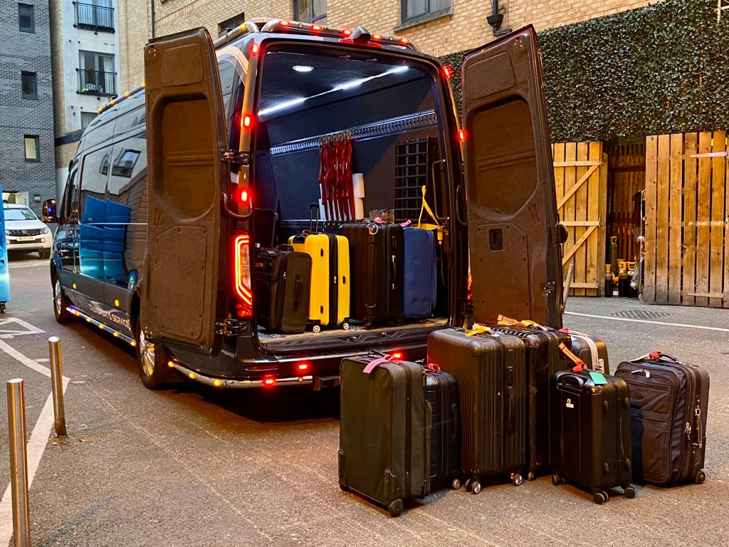 Bagages devant un camion Smart Travel lors d'un chargement
